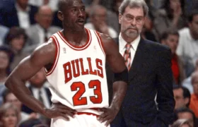 "Lecciones de liderazgo de Phill Jackson en 'Once anillos' de los Chicago Bulls" "Forjando el crecimiento personal y de liderazgo a través de la NBA" "Importancia del trabajo en equipo y el alejamiento del egoísmo" "El éxito en la simplicidad: Enfoque simple para resultados certeros" "Genuinidad y relaciones sólidas frente al éxito superficial" "El rol del líder como cuidador de la visión del equipo" "Unidad y armonía a través de la inspiración, no la imposición" "Superando límites para un mayor desarrollo y libertad" "Renunciar al individualismo para el éxito del equipo" "Liberando la mente y encontrando soluciones a través del desapego"