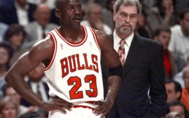 "Lecciones de liderazgo de Phill Jackson en 'Once anillos' de los Chicago Bulls" "Forjando el crecimiento personal y de liderazgo a través de la NBA" "Importancia del trabajo en equipo y el alejamiento del egoísmo" "El éxito en la simplicidad: Enfoque simple para resultados certeros" "Genuinidad y relaciones sólidas frente al éxito superficial" "El rol del líder como cuidador de la visión del equipo" "Unidad y armonía a través de la inspiración, no la imposición" "Superando límites para un mayor desarrollo y libertad" "Renunciar al individualismo para el éxito del equipo" "Liberando la mente y encontrando soluciones a través del desapego"