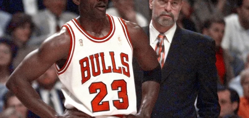 phill jackson michael jordan "Lecciones de liderazgo de Phill Jackson en 'Once anillos' de los Chicago Bulls" "Forjando el crecimiento personal y de liderazgo a través de la NBA" "Importancia del trabajo en equipo y el alejamiento del egoísmo" "El éxito en la simplicidad: Enfoque simple para resultados certeros" "Genuinidad y relaciones sólidas frente al éxito superficial" "El rol del líder como cuidador de la visión del equipo" "Unidad y armonía a través de la inspiración, no la imposición" "Superando límites para un mayor desarrollo y libertad" "Renunciar al individualismo para el éxito del equipo" "Liberando la mente y encontrando soluciones a través del desapego"