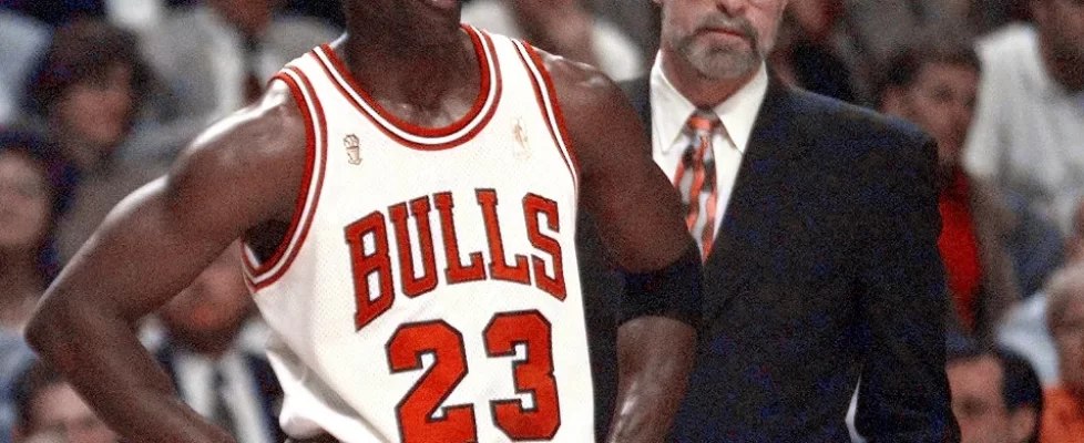 "Lecciones de liderazgo de Phill Jackson en 'Once anillos' de los Chicago Bulls" "Forjando el crecimiento personal y de liderazgo a través de la NBA" "Importancia del trabajo en equipo y el alejamiento del egoísmo" "El éxito en la simplicidad: Enfoque simple para resultados certeros" "Genuinidad y relaciones sólidas frente al éxito superficial" "El rol del líder como cuidador de la visión del equipo" "Unidad y armonía a través de la inspiración, no la imposición" "Superando límites para un mayor desarrollo y libertad" "Renunciar al individualismo para el éxito del equipo" "Liberando la mente y encontrando soluciones a través del desapego"