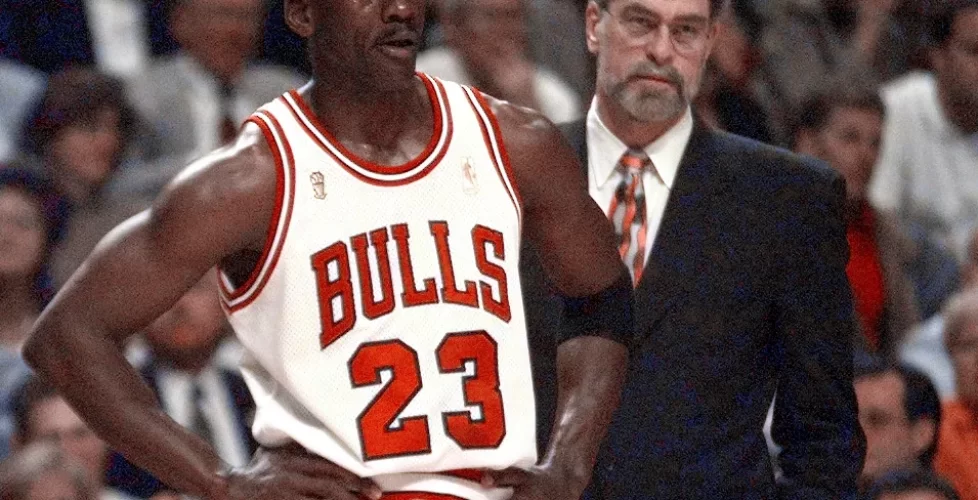 "Lecciones de liderazgo de Phill Jackson en 'Once anillos' de los Chicago Bulls" "Forjando el crecimiento personal y de liderazgo a través de la NBA" "Importancia del trabajo en equipo y el alejamiento del egoísmo" "El éxito en la simplicidad: Enfoque simple para resultados certeros" "Genuinidad y relaciones sólidas frente al éxito superficial" "El rol del líder como cuidador de la visión del equipo" "Unidad y armonía a través de la inspiración, no la imposición" "Superando límites para un mayor desarrollo y libertad" "Renunciar al individualismo para el éxito del equipo" "Liberando la mente y encontrando soluciones a través del desapego"