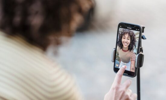 7 Pasos para Crear Videos Efectivos en Redes Sociales y Mejorar tu Estrategia de Marketing dajanny berges pexels-blue-bird-7243156