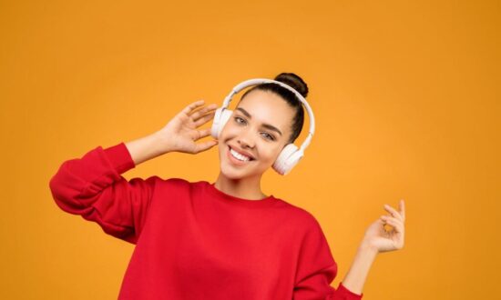 mujer sonriendo con audífonos