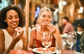 personas comiendo en un restaurante sonriendo