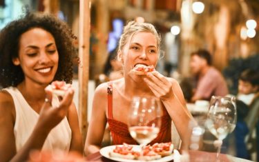 personas comiendo en un restaurante sonriendo