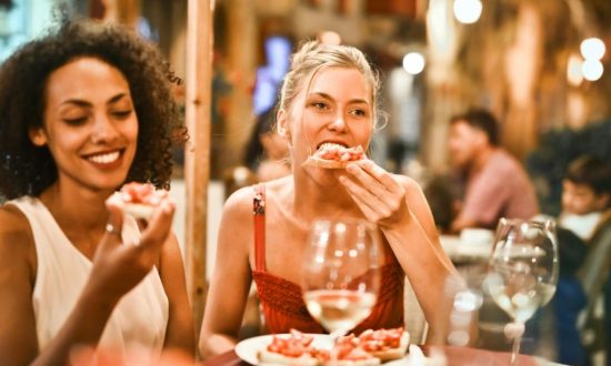 personas comiendo en un restaurante sonriendo
