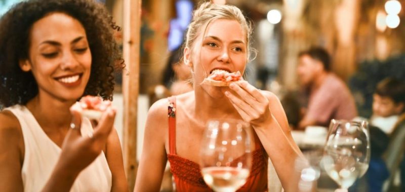 personas comiendo en un restaurante sonriendo