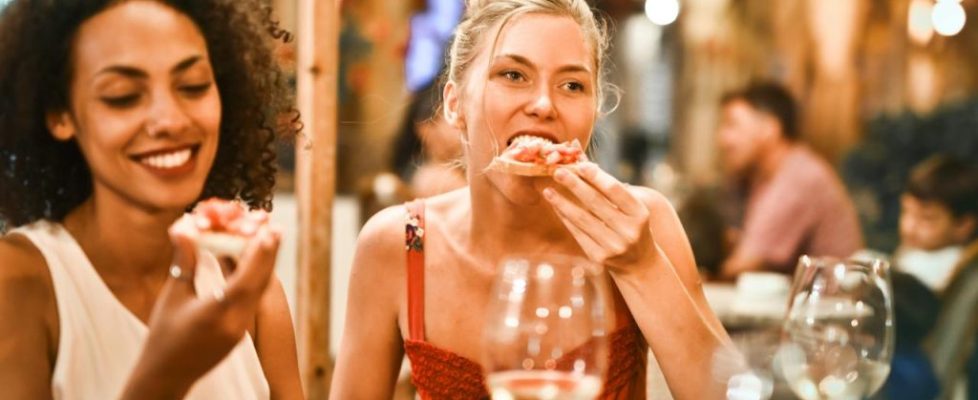 personas comiendo en un restaurante sonriendo