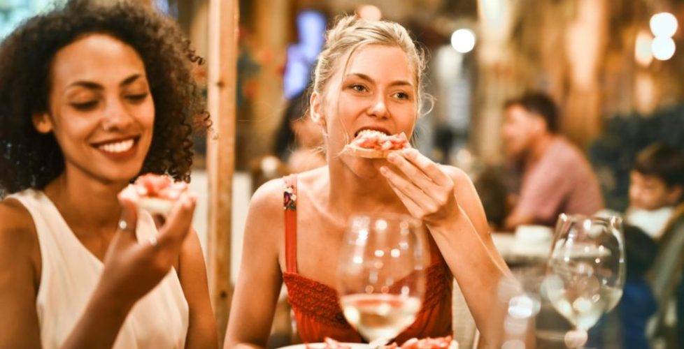 personas comiendo en un restaurante sonriendo
