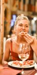 personas comiendo en un restaurante sonriendo
