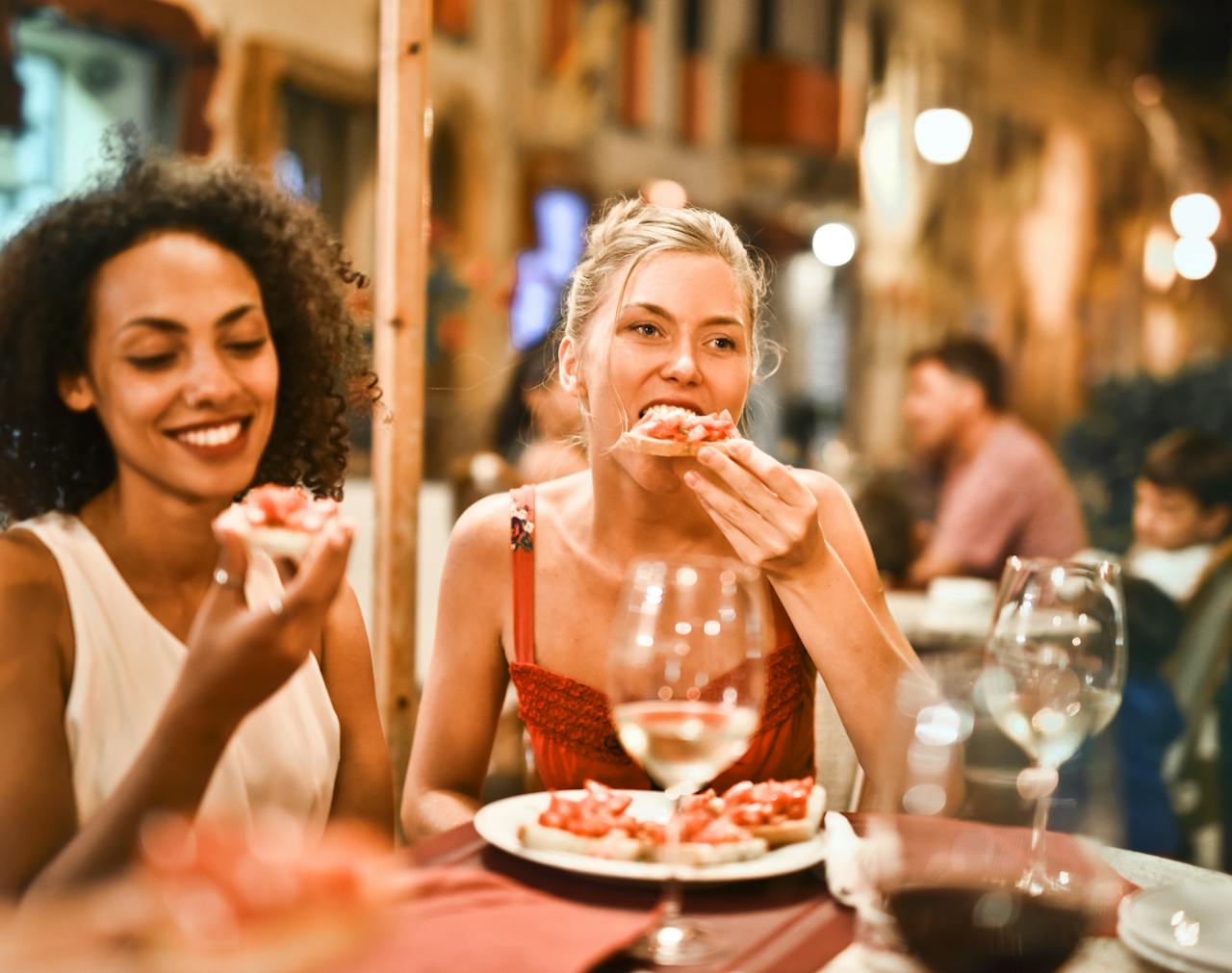 personas comiendo en un restaurante sonriendo