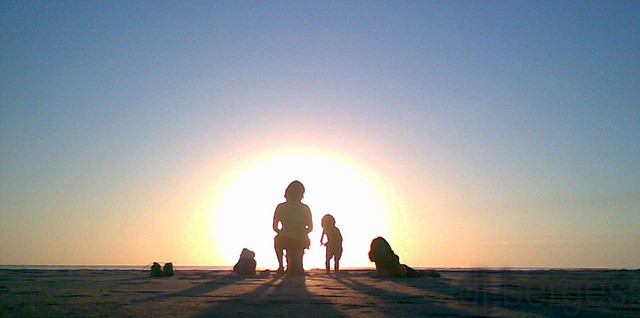 Siluetas con el sol de fondo, playa, arena, vacaciones, hotel, alojamiento, airbnb